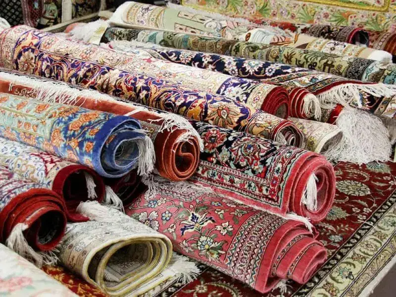 Tappeti arrotolati e pronti per la custodia nel magazzino di Galleria Tabriz