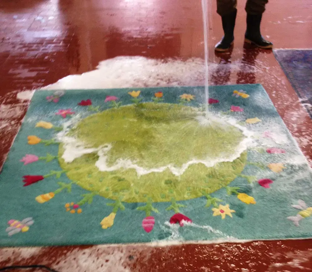 Lavaggio tappeti nel laboratorio di Galleria Tabriz