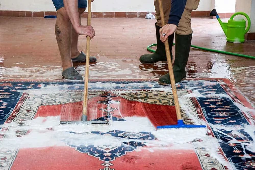 Lavaggio tappeti nel laboratorio di Galleria Tabriz