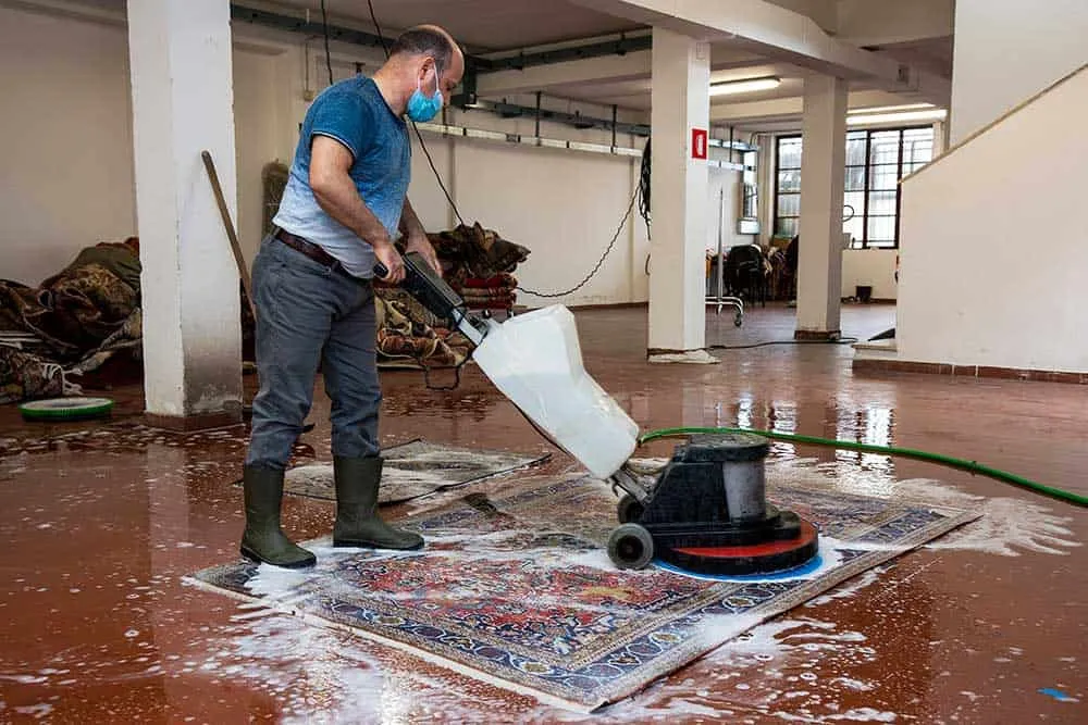 Lavaggio tappeti nel laboratorio di Galleria Tabriz