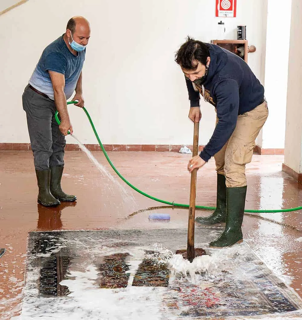 Lavaggio tappeti nel laboratorio di Galleria Tabriz
