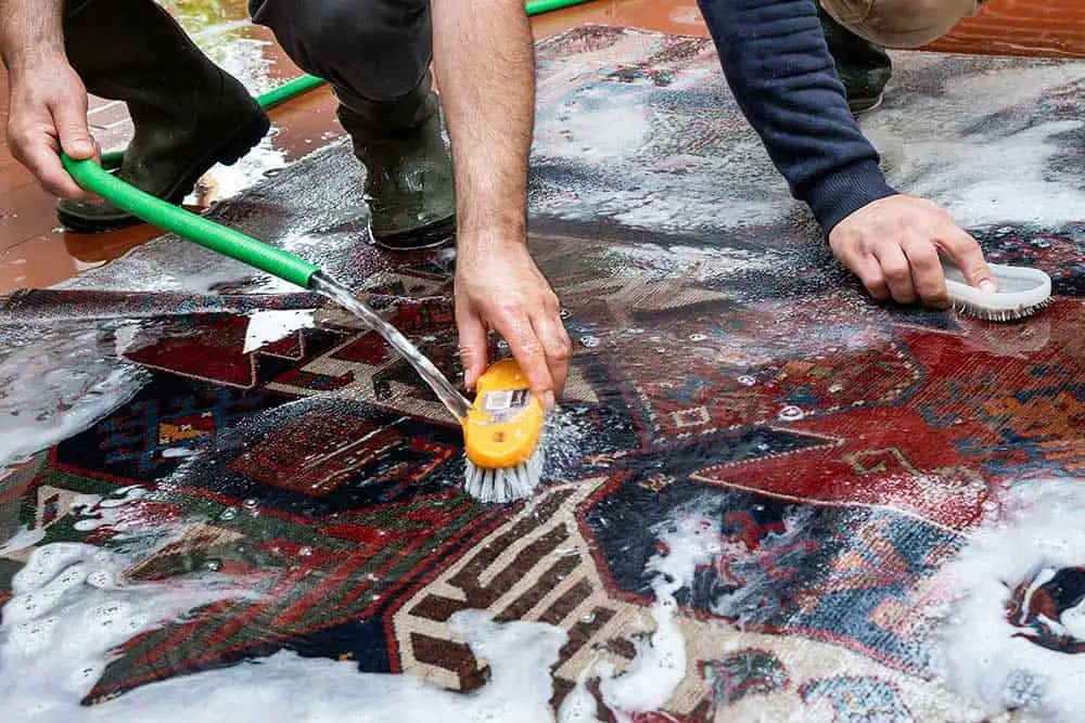 Risciacquo ad acqua corrente di un tappeto