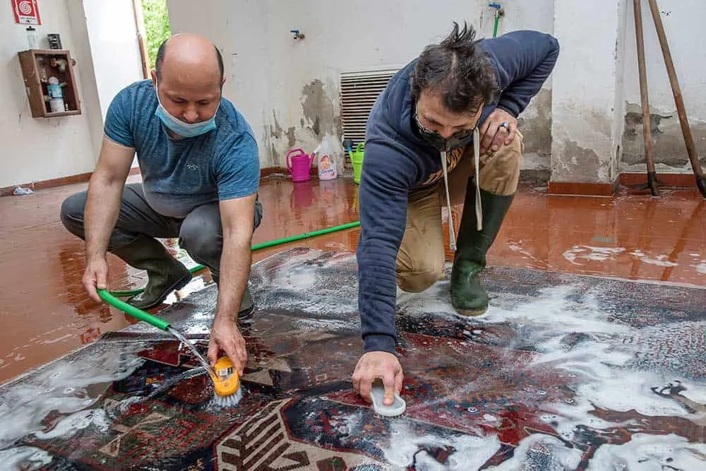 Lavaggio tappeti nel laboratorio di Galleria Tabriz