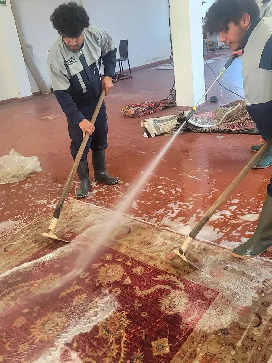 Lavaggio tappeti nel laboratorio di Galleria Tabriz