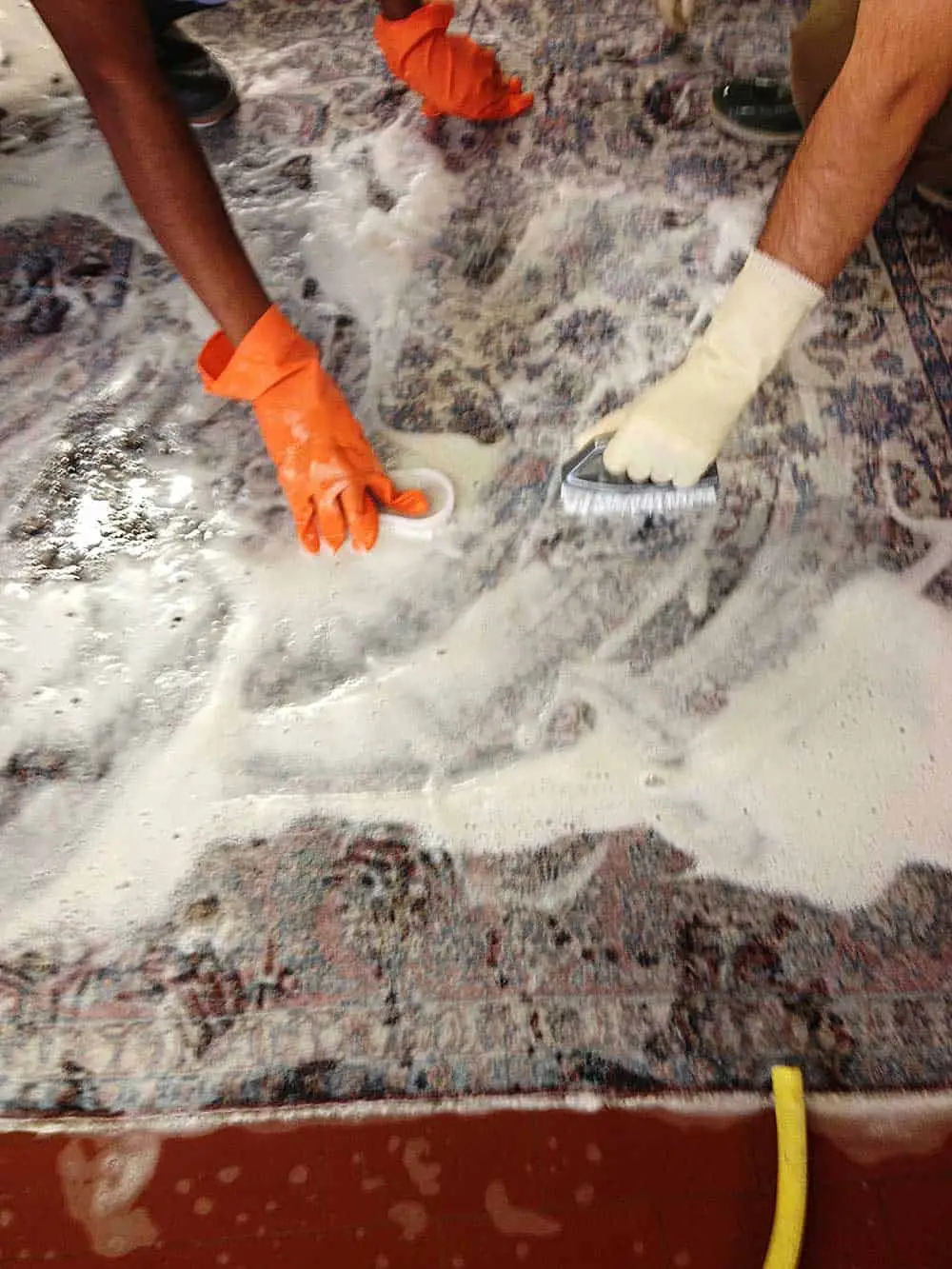Tappeto persiano antico steso nel laboratorio di Galleria Tabriz a Milano