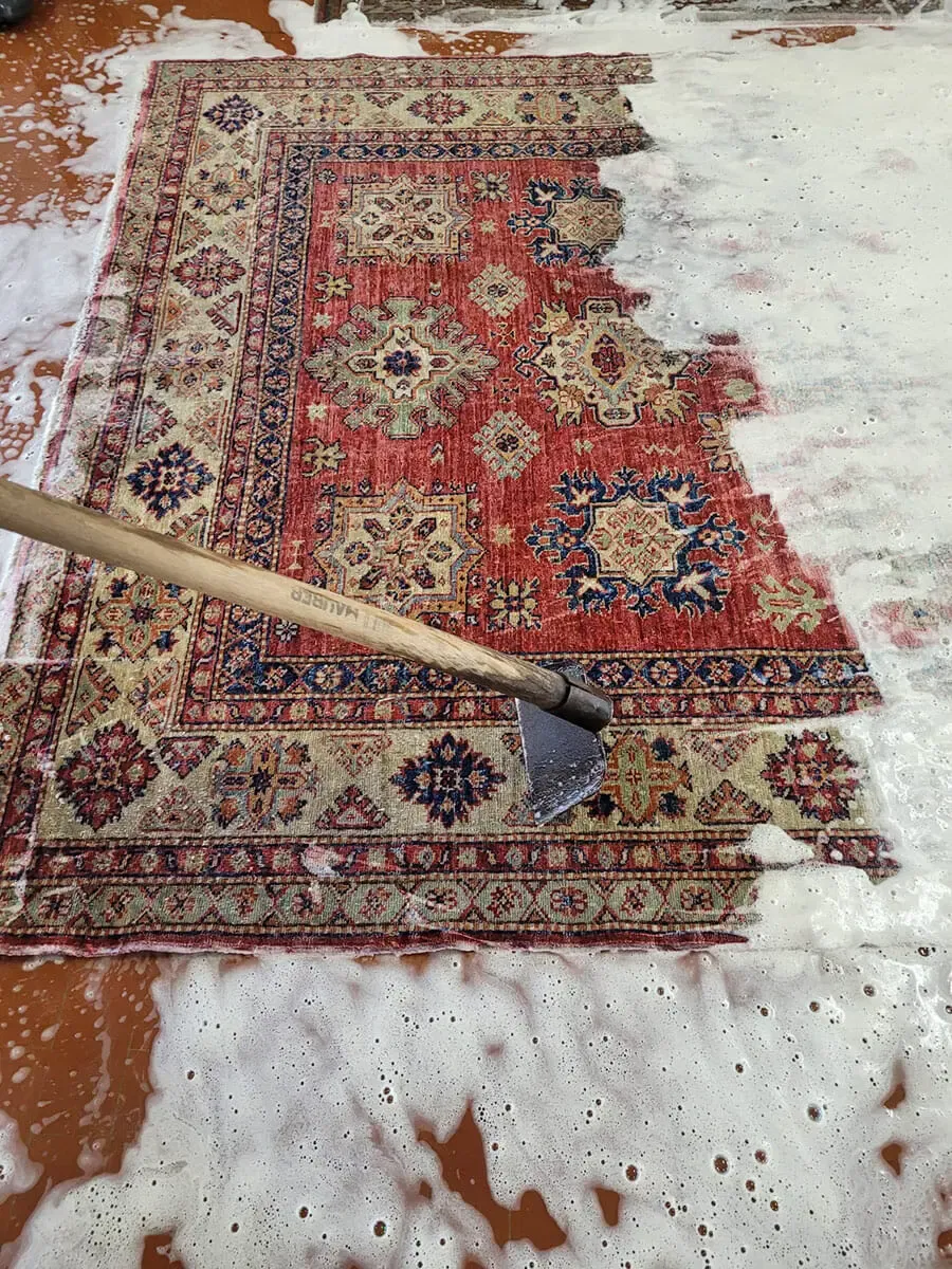 Lavaggio tappeti nel laboratorio di Galleria Tabriz