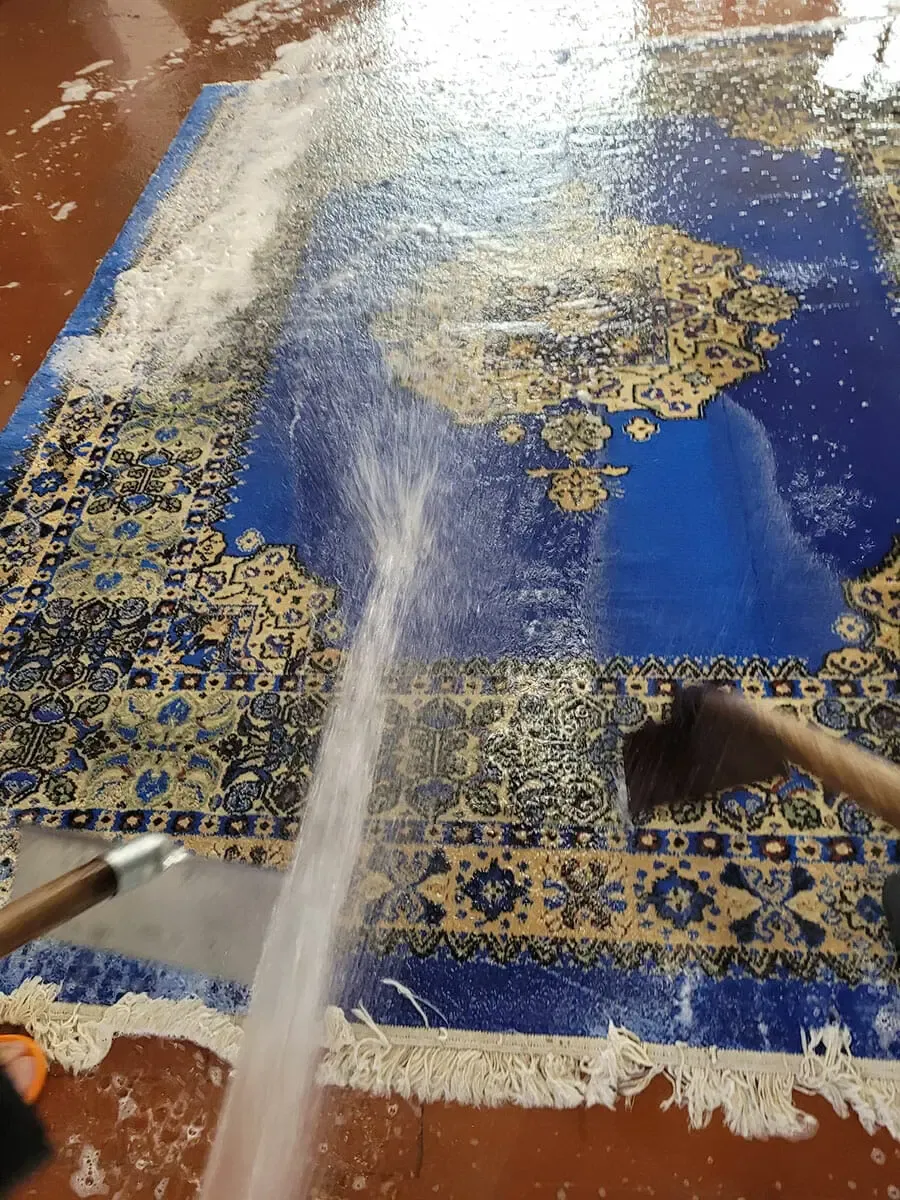 Lavaggio tappeti nel laboratorio di Galleria Tabriz
