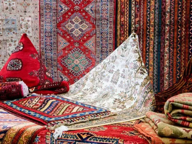 Tappeti persiani e kilim sovrapposti in galleria